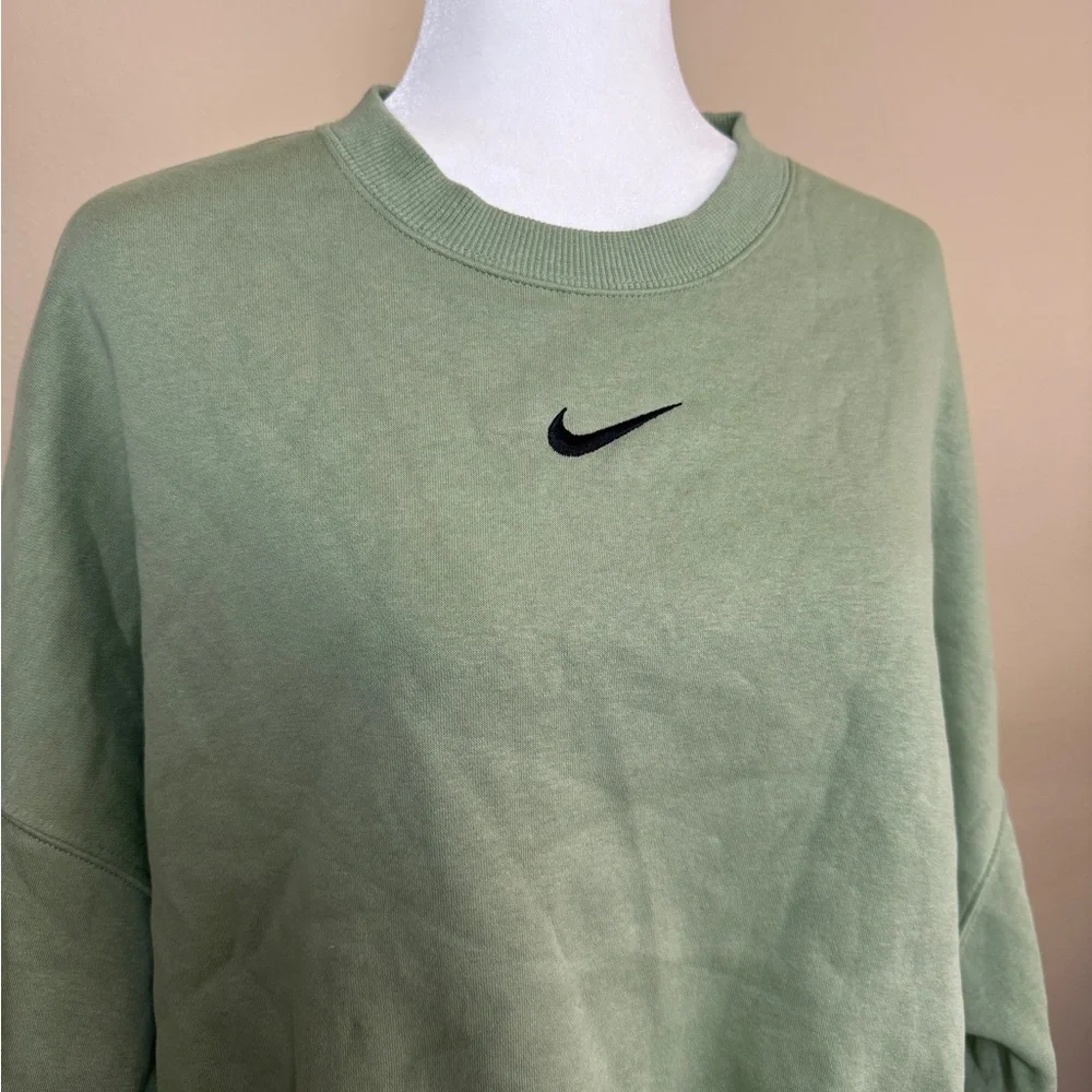 Nike Green Center Swoosh Sweater Size Large
